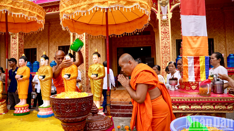 浴佛仪式庄重举行。