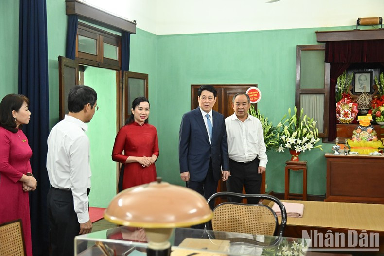 越南国家主席梁强听取了关于67号屋内保存的文件和文物的介绍。 越南国家主席梁强听取了关于67号屋内保存的文件和文物的介绍。