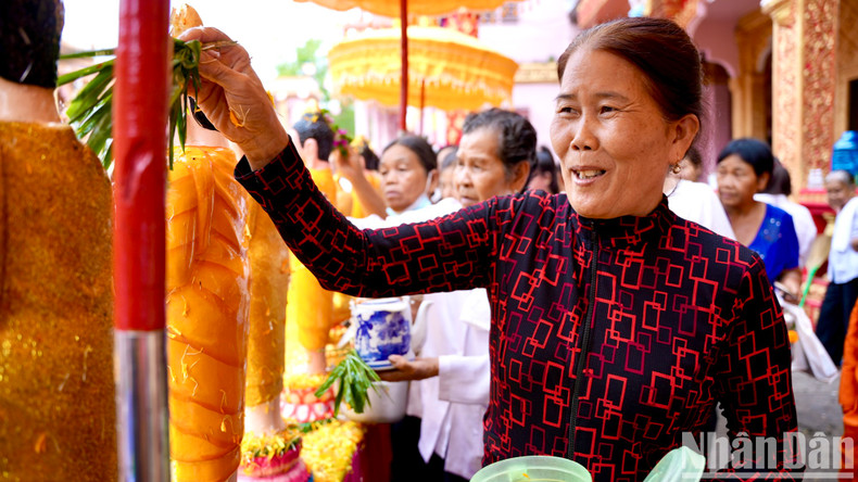 高棉同胞相信，浴佛不仅能洗去晦气，也是表达对佛陀感恩之心的重要时刻。