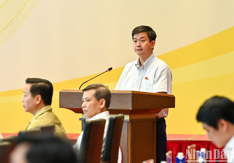 越南国会秘书长、国会办公室主任黎光松在会上作报告。 越南国会秘书长、国会办公室主任黎光松在会上作报告。
