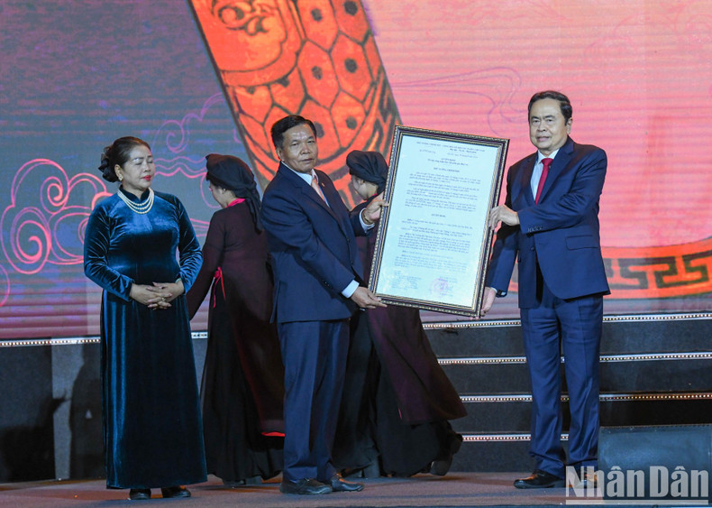 国会主席陈青敏向北宁省颁发“皇帝之宝” 金印国家宝物决定书。 国会主席陈青敏向北宁省颁发“皇帝之宝” 金印国家宝物决定书。