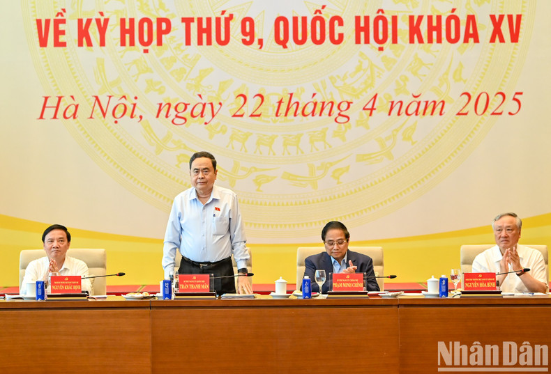 越南国会党委书记、国会主席陈青敏出席并主持会议。 越南国会党委书记、国会主席陈青敏出席并主持会议。