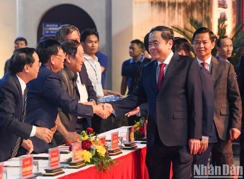 国会主席陈青敏与代表们亲切握手。 国会主席陈青敏与代表们亲切握手。