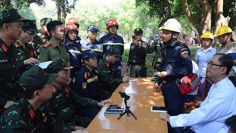 越南军队救援队队长范文巳少将与越南救援队成员在现场与缅甸旅游与酒店部长何乌·乔·索·温进行工作交流。(图片来源:《人民军队报》— 缅甸现场报道) 越南军队救援队队长范文巳少将与越南救援队成员在现场与缅甸旅游与酒店部长何乌·乔·索·温进行工作交流。(图片来源:《人民军队报》— 缅甸现场报道)