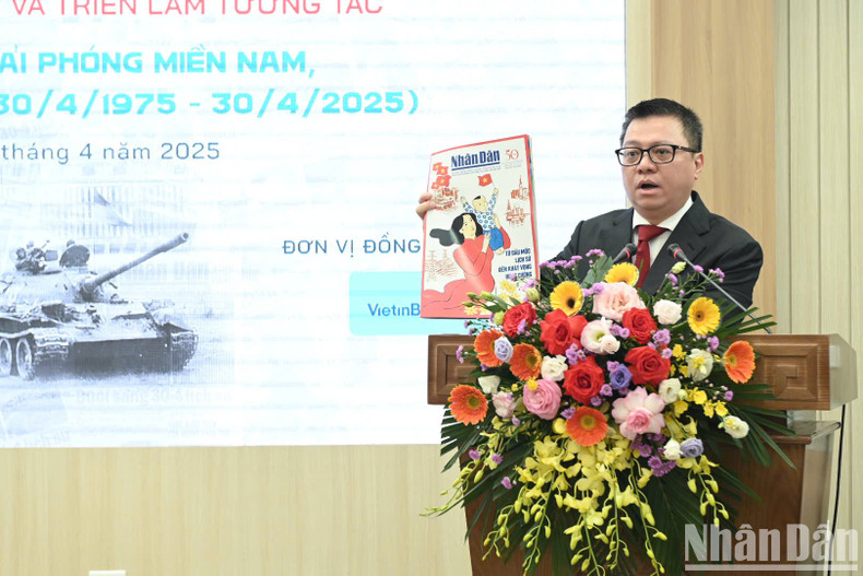 黎国明总编辑介绍了此次特别专刊的相关内容。 黎国明总编辑介绍了此次特别专刊的相关内容。