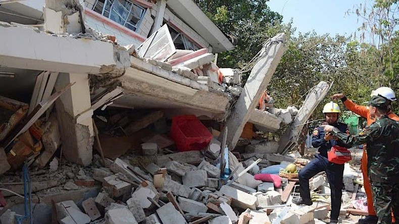 越南军队救援队正在现场勘察,并协调救援计划。(图片来源:《人民军队报》— 缅甸现场报道) 越南军队救援队正在现场勘察,并协调救援计划。(图片来源:《人民军队报》— 缅甸现场报道)