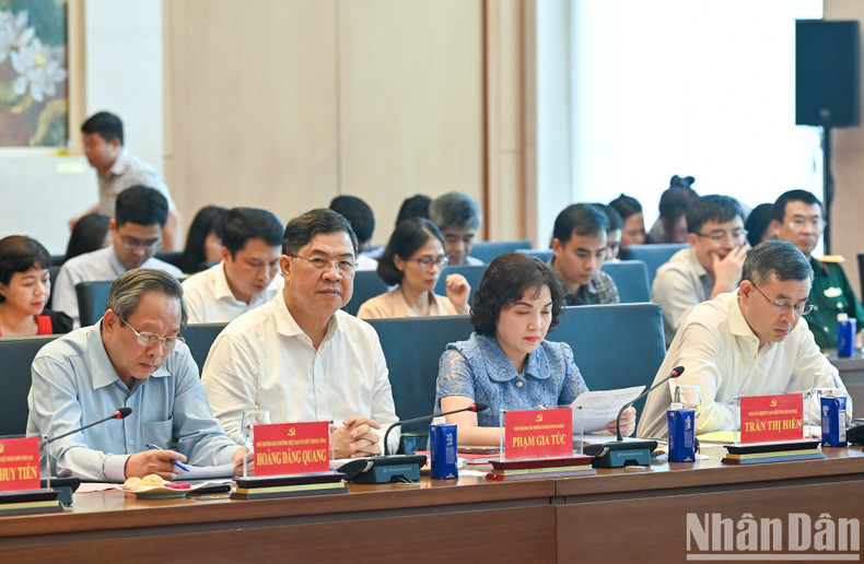 与会代表认真听取会议内容。 与会代表认真听取会议内容。