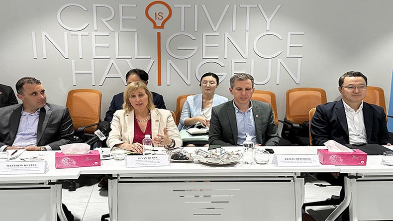 美国驻胡志明市总领事苏珊·伯恩斯女士(左二)在会议上发表讲话。 美国驻胡志明市总领事苏珊·伯恩斯女士(左二)在会议上发表讲话。