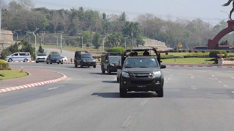 越南军队救援队抵达缅甸后,立即行驶500多公里赶赴救援地点。(图片来源:《人民军队报》— 缅甸现场报道) 越南军队救援队抵达缅甸后,立即行驶500多公里赶赴救援地点。(图片来源:《人民军队报》— 缅甸现场报道)