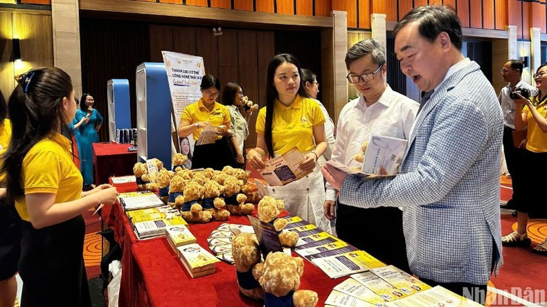 医疗旅游产品的展位吸引众多企业前来参观了解。 医疗旅游产品的展位吸引众多企业前来参观了解。