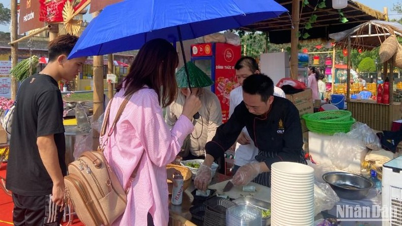 2025年越南河粉节上的河粉卷展位。(辉黎 摄) 2025年越南河粉节上的河粉卷展位。(辉黎 摄)