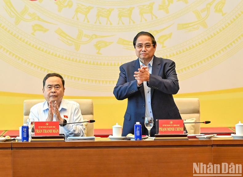 越南政府党委书记、政府总理范明正出席并主持会议。 越南政府党委书记、政府总理范明正出席并主持会议。