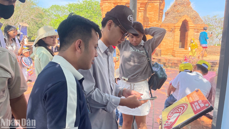 “深爱越南”项目安装的NFC无线感应芯片,也成为不少游客驻足了解的新亮点。 “深爱越南”项目安装的NFC无线感应芯片,也成为不少游客驻足了解的新亮点。