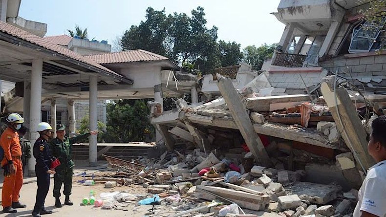 越南军队救援队在现场勘察。(图片来源:《人民军队报》— 缅甸现场报道) 越南军队救援队在现场勘察。(图片来源:《人民军队报》— 缅甸现场报道)