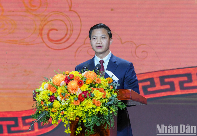 北宁省人民委员会主席王国俊在活动上发表讲话。 北宁省人民委员会主席王国俊在活动上发表讲话。