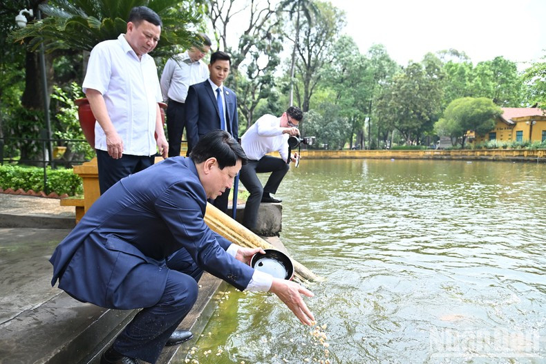 越南国家主席梁强在胡志明主席遗迹区的胡伯伯鱼塘参观并喂鱼。 越南国家主席梁强在胡志明主席遗迹区的胡伯伯鱼塘参观并喂鱼。