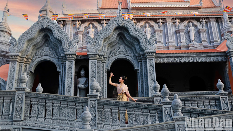 许多年轻人趁高棉族传统新年之际在本雷特媚寺打卡留念。