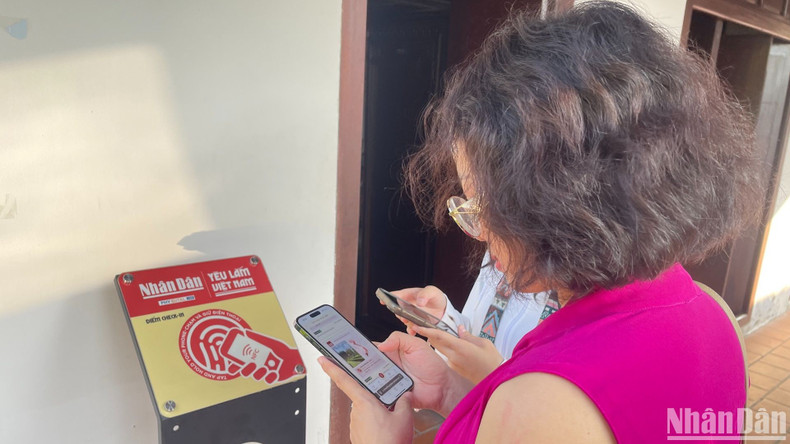 游客通过网站 https://yeulamvietnam.vn浏览育青学校的相关历史资料。 游客通过网站 https://yeulamvietnam.vn浏览育青学校的相关历史资料。