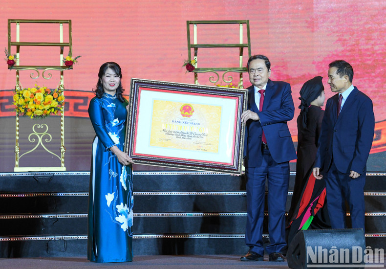 国会主席陈青敏向北宁省颁发黎光道同志纪念馆国家级遗迹证书。 国会主席陈青敏向北宁省颁发黎光道同志纪念馆国家级遗迹证书。