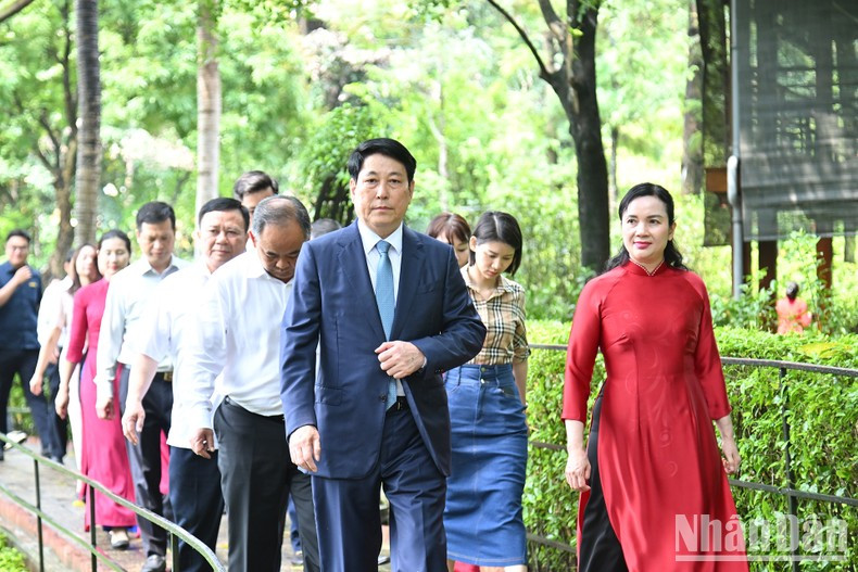 越南国家主席梁强与各位代表参观了设在主席府的胡志明主席遗迹区。 越南国家主席梁强与各位代表参观了设在主席府的胡志明主席遗迹区。