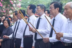 7月6日上午，政府总理黎明兴出席在胡志明市和兴坊黎氏莲（Lê Thị Riêng）公园举行的烈士遗骸搜寻归集启动仪式。（图片来源：VGP）