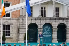 2026年7月1日，爱尔兰总理米歇尔·马丁在爱尔兰都柏林举行的爱尔兰担任欧盟轮值主席国开幕式上发表讲话。（图片来源：新华社/ Zhao Jiasong）