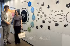 越南驻釜山总领事段芳兰与釜山创新经济革新中心领导。（图片来源：越通社）