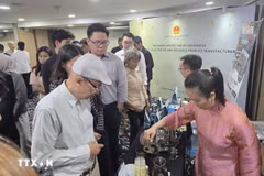 越南企业向印尼伙伴介绍咖啡产品。（图片来源：越通社）
