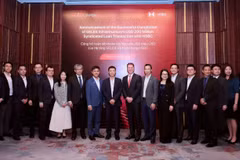 各位代表参加活动。