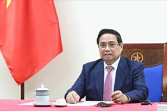 越南政府总理范明正与安哥拉总统洛伦索通电话。