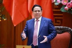 越南政府总理范明正主持召开政府常务会议，继续就保障成品油供应和平抑价格的相关措施提出意见。（图片来源：越通社）