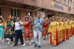 旅居澳门越南人协会组织代表团参加活动和展示传统服饰、艺术和文化，广受国际友人好评。（图片来源：越通社）
