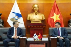 越南工贸部代理部长黎孟雄3月2日与欧亚经济委员会执行委员会主席巴基特詹•萨金塔耶夫举行工作会谈。（图片来源：工贸部）