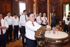 越共中央书记处常务书记陈锦秀在义安省进香缅怀胡志明主席。（图片来源：越通社）