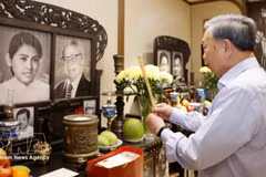 苏林总书记、国家主席向武文杰总理进香。（图片来源：越通社）