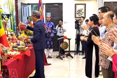 值此雄王祭祖日、4月30日南方解放及国家统一、5·1国际劳动节之际，越南驻美国大使馆在华盛顿越屋举行了“心系根源”活动。（图片来源：越通社）