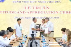 越德友谊医院院长杨德雄副教授、博士向捐献器官的英国女孩家属表示感谢。（图片来源：VGP）