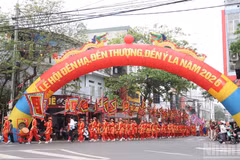 母神迎驾队伍穿过明春坊的中心街道。