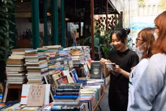 胡志明市书街上的展位。（图片来源：越通社）