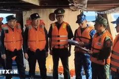 越南向中国执法部门移交2艘遇险渔船及10名渔民。（图片来源：越通社）