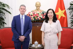 越南外交部副部长黎氏秋姮会见美国有线电视新闻网执行副总裁菲尔·尼尔森。（图片来源：dangcongsan.org.vn）