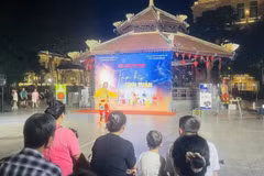 附图：还剑湖畔热闹非凡的社区艺术空间。（图片来源：越通社）