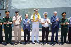 加拿大海军舰艇对岘港市进行友好访问。（图片来源：岘港门户网站）