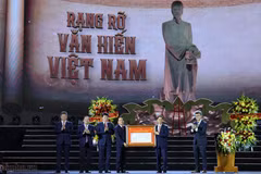 联合国教科文组织驻越南代表处首席代表乔纳森·贝克（右）向兴安省授予联合国教科文组织关于纪念文化名人黎贵惇的决议。（图片来源：VGP）