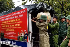 老街省巴刹乡公安干部和民警协助受灾群众转移财产至安全地点。（图片来源：越通社）