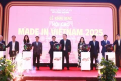 12月12日晚，河内工贸局在河内和平公园举行 2025年“越南制造”展会开幕式。
