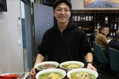 向德国友人推介越南河粉。