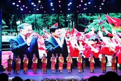 值此老挝人民民主共和国国庆 50 周年之际举办的文艺表演节目。