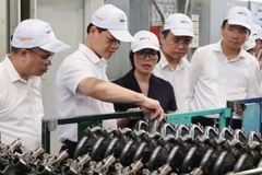 北宁省人民委员会主席王国俊（左二）参观Innotek股份公司的生产模式。