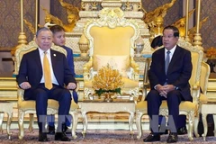 柬埔寨人民党主席洪森欢迎越共中央总书记苏林对柬埔寨进行国事访问。（图片来源：越通社）